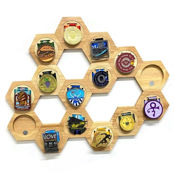 Medaily Drevené Hexagon úložná Polička Domy Dekoratívne Nástroj Regály Medaila Album Mince Prípadoch pre Domácnosti Spálne Dekorácie