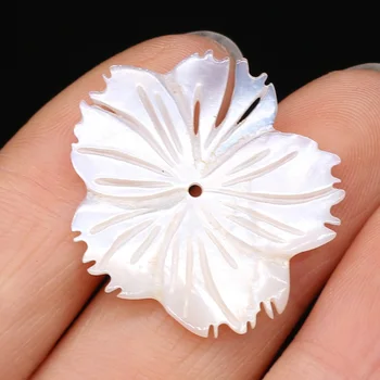 2 ks Prírodná Biela Shell Perličiek Vyrezávané Kvet perleť Shell Voľné Korálky Charms DIY Náušnice Vlasy Klip Brošňa Šperky Robiť